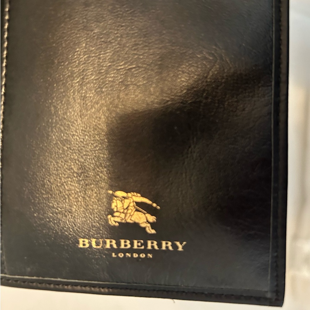 Burberry traditional Beige and blk plaid exterior. Quite Luxury.Passport holder, - Picture 12 of 12